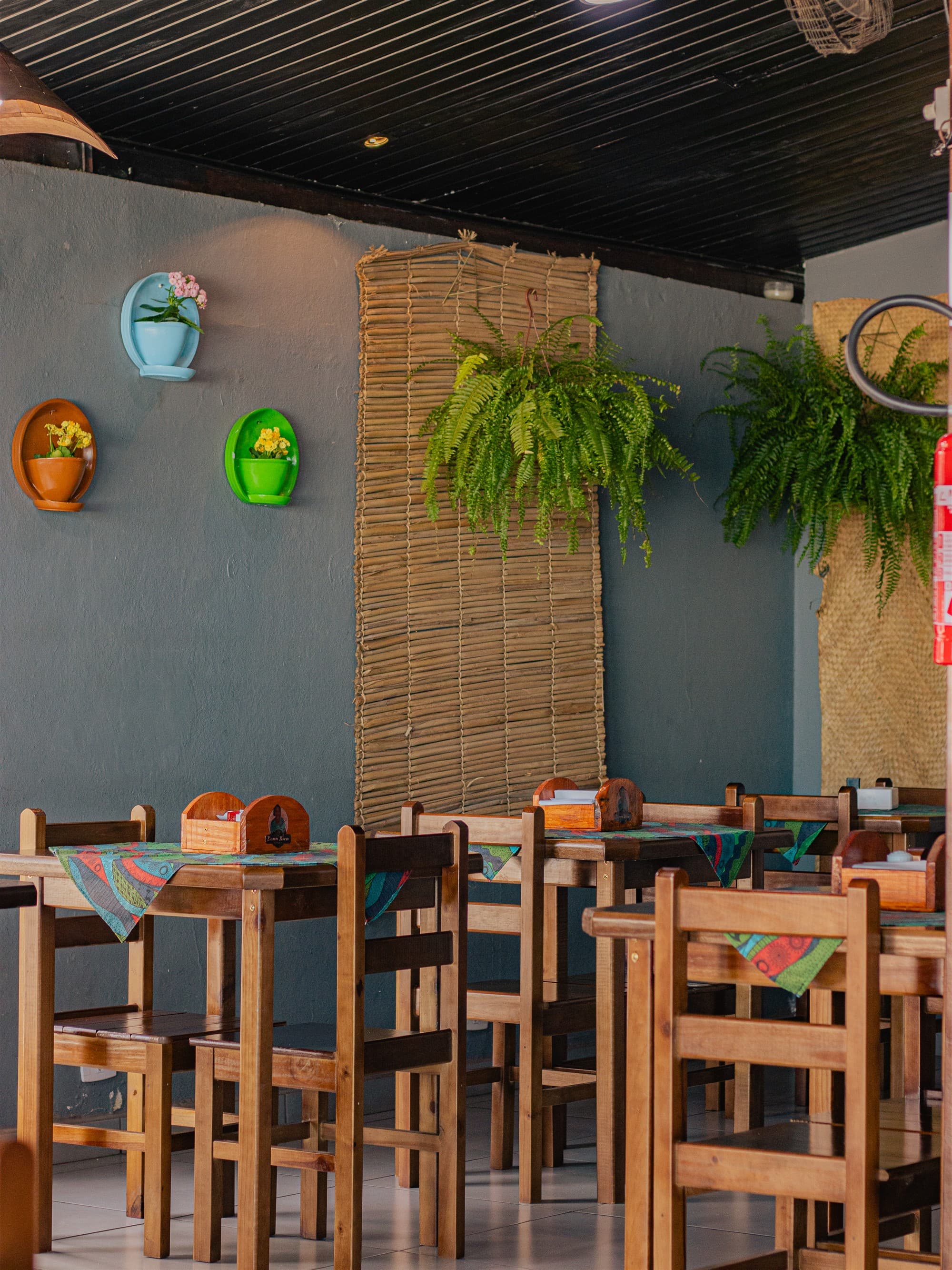Salão e detalhes do Restaurante Dona Tuca